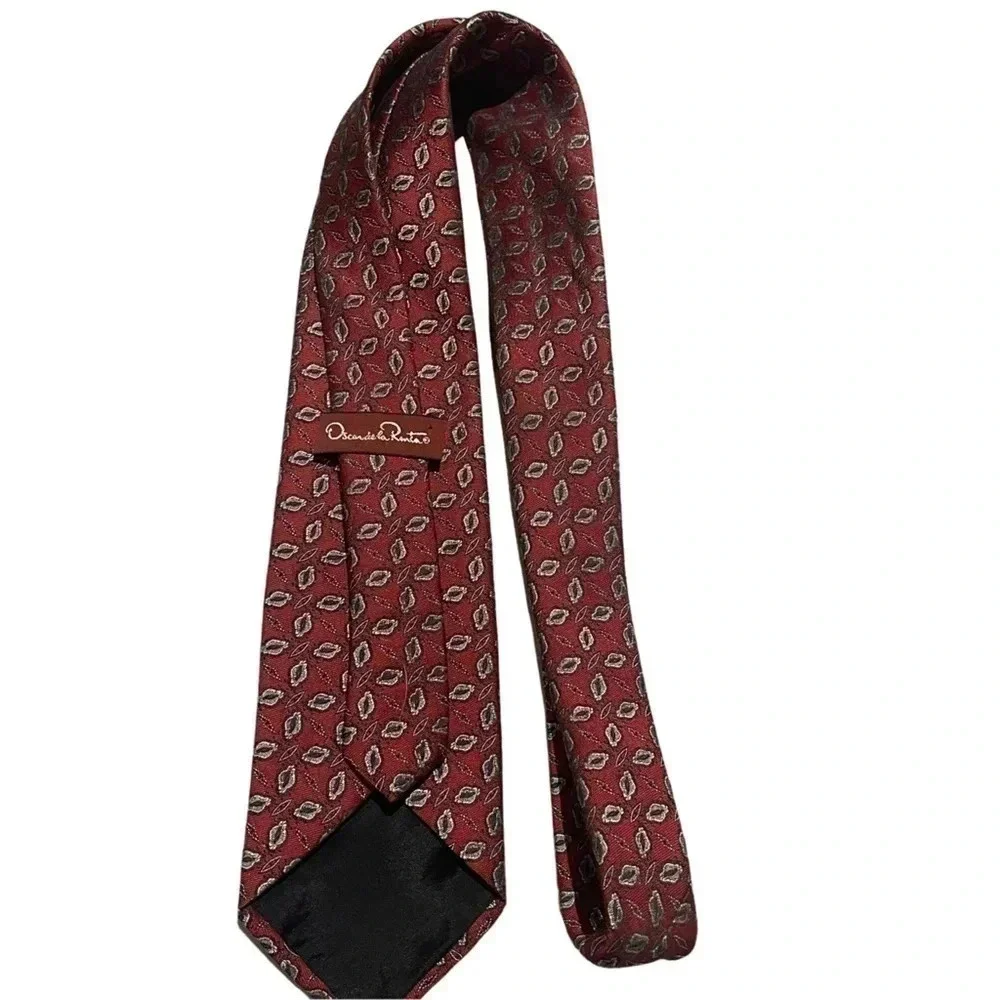 Vintage Oscar de la Renta silk tie.
